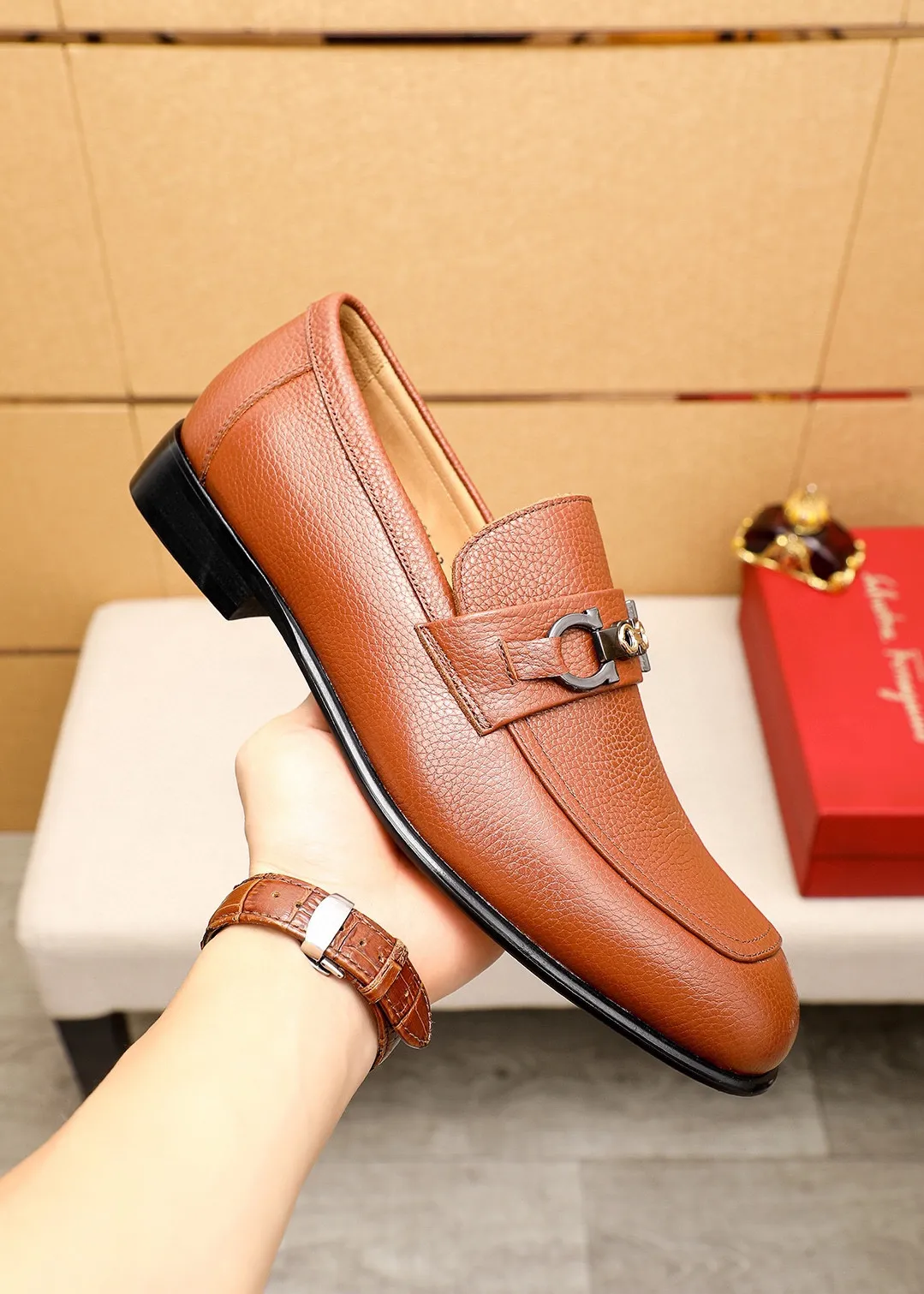Men's shoes 💰462 💐 Product trademark: Ferragamo "Ferragamo" casual leather shoes Regular size: 38-44 (45.46.47🉑️Customized) Product materials: Selected imported pebbled cowhide upper + classic hardware buckle, imported water-dyed cow leather lining. Strong three-dimensional visual effect, original outsole color: 2 colors available